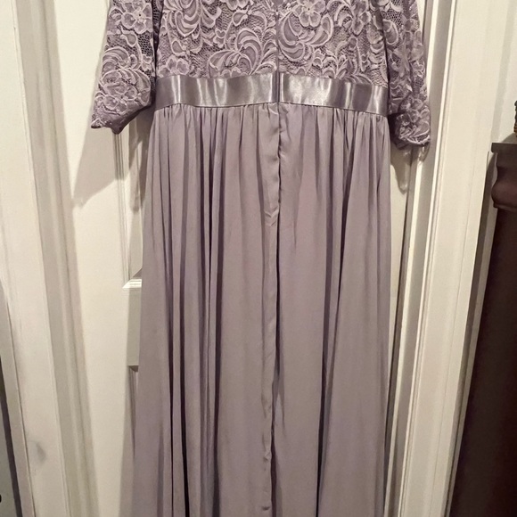 This is a beautiful dress that has only been worn twice. - Picture 5 of 6